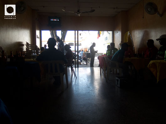 プラヤ・デ・サン・カルロス通りの近くの場末の酒場