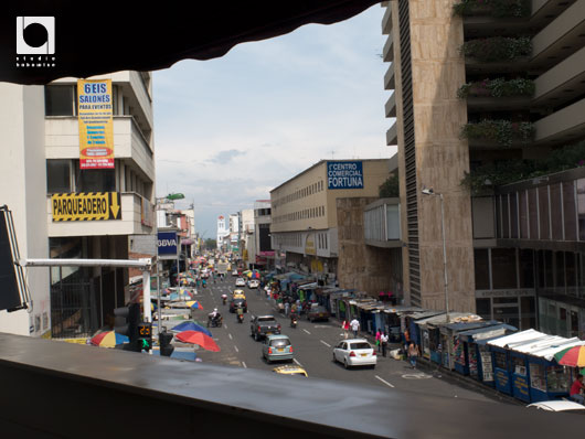「Pacho's PARRILLA GOURMET」店内から眺めるカリの街
