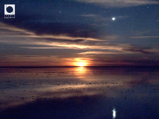 ウユニ塩湖に月が沈む