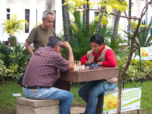 9月24日広場でチェスを楽しむ人々