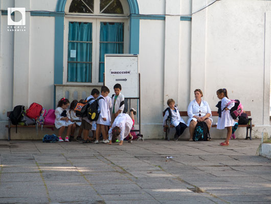 ウルグアイの小学校もアルゼンチンの小学校も制服は白色だった