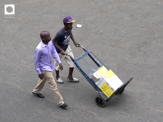 ナイロビのダウンタウンには荷物を運ぶ仕事が多い