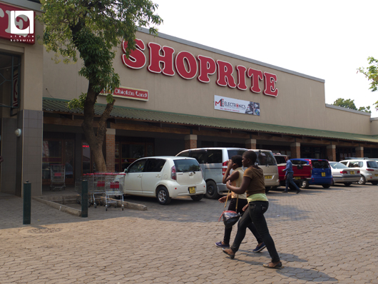 大型スーパー「SHOPRITE」に両替所は併設されていた