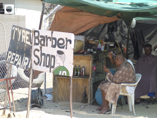ナミビアの地方はのどかな側面もある。路上散髪屋