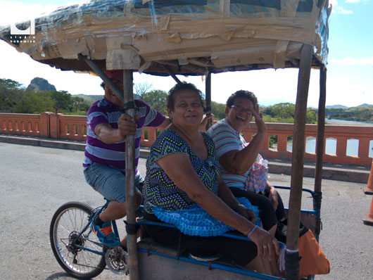 自転車タクシーで国境を渡るおばさん2人