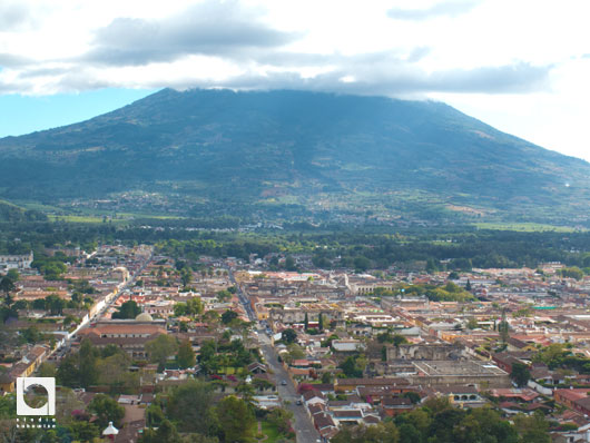 十字架の丘からの眺め。正面に見えるのはアグア火山