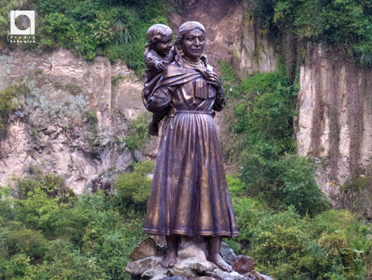 先住民女性マリア・ミューゼスと娘のロサの像
