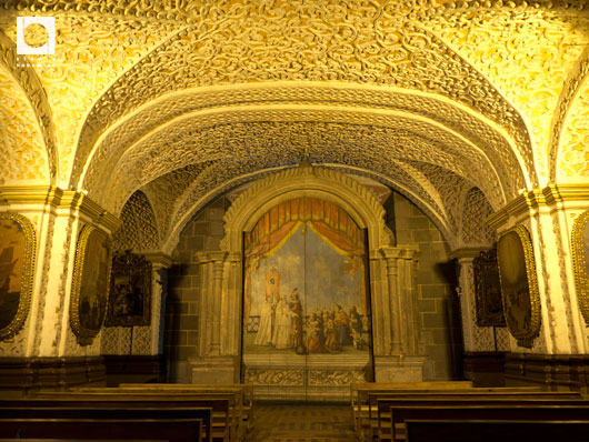 ラ・メルセー教会・修道院内部は緻密な木彫刻が施されている
