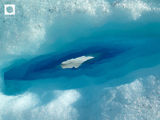 氷河の穴をのぞくと真っ青