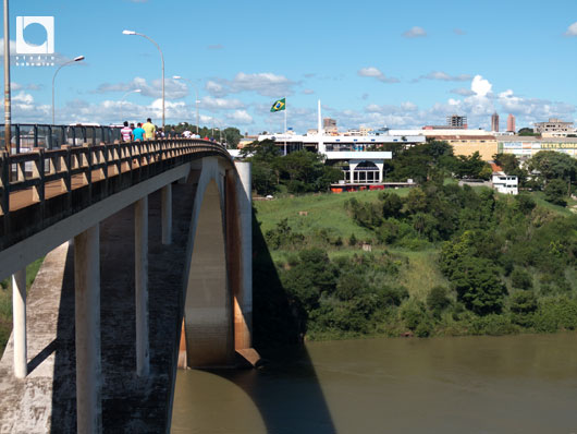 パラグアイとブラジルの国境の川に架かる友情の橋