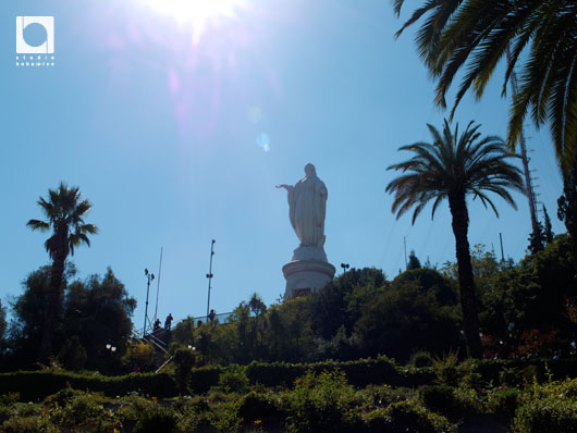 サン・クリストバルの丘の頂上にあるマリア像
