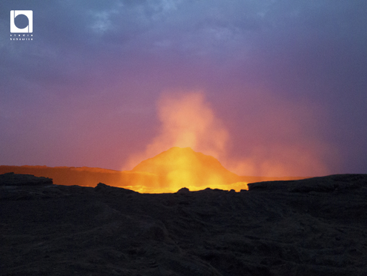 エルタ・アレ火山に日が昇る