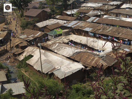 雨よけの布が被されているカトウェケラ地区の家々