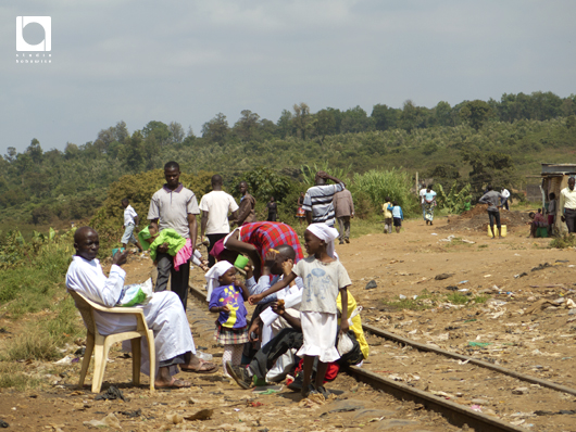 ウガンダ鉄道を歩く人々