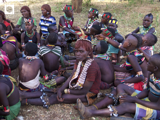 成人の儀式で集まったバンナ族の人々