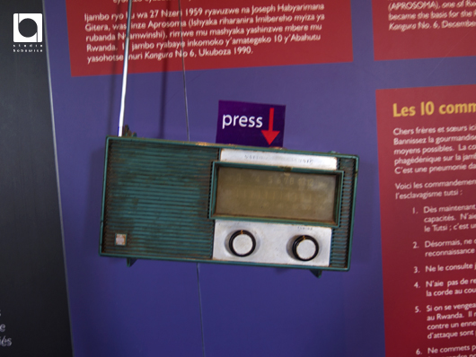 ルワンダ虐殺を煽動したラジオ放送を再現