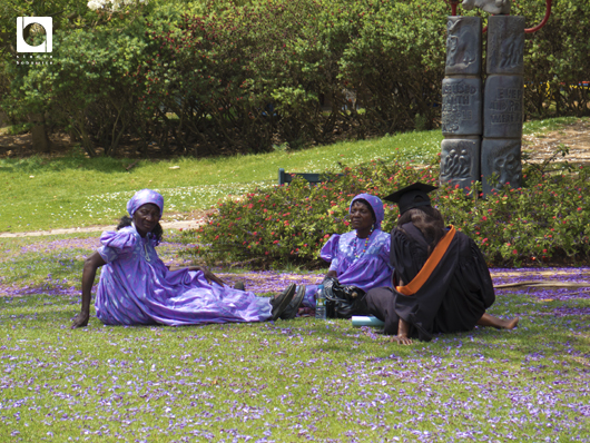ズー・パークにいた卒業生と母親。紫色のジャカランダと紫色の服がきれいだった